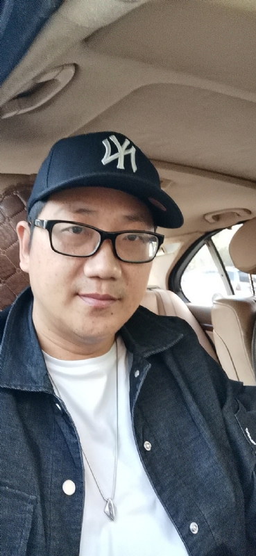 拥抱幸福的第一张照片--福州征婚网